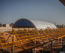 As obras do novo prédio do Colégio Estadual Arca&#770;ngelo Nandi, em Santa Terezinha do Itaipu, Oeste do Paraná, estão sendo fiscalizadas de uma maneira diferente. Familiares, professores, funcionários e alunos acompanham o andamento da construção, fazem relatórios e observações. Os resultados são compartilhados pelas redes sociais. 
