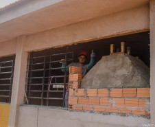 As obras do novo prédio do Colégio Estadual Arca&#770;ngelo Nandi, em Santa Terezinha do Itaipu, Oeste do Paraná, estão sendo fiscalizadas de uma maneira diferente. Familiares, professores, funcionários e alunos acompanham o andamento da construção, fazem relatórios e observações. Os resultados são compartilhados pelas redes sociais. 