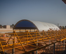 As obras do novo prédio do Colégio Estadual Arca&#770;ngelo Nandi, em Santa Terezinha do Itaipu, Oeste do Paraná, estão sendo fiscalizadas de uma maneira diferente. Familiares, professores, funcionários e alunos acompanham o andamento da construção, fazem relatórios e observações. Os resultados são compartilhados pelas redes sociais. 