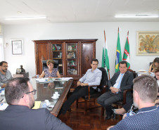 A secretária estadual da Educação, Lucia Cortez, e o futuro secretário Renato Feder, receberam nesta terça-feira a direção da App Sindicato. O objetivo do encontro foi integrar o novo titular da pasta sobre as demandas da categoria.