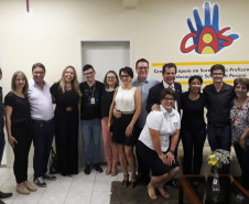 A secretária estadual da Educação, Lucia Cortez, inaugurou na tarde desta quarta-feira (12) o Centro de Francisco Beltrão, que vai funcionar no Colégio Estadual Dr. Eduardo Virmond Suplicy. No local serão atendidos os Núcleos Regionais de Educação de Dois Vizinhos, Francisco Beltrão, Laranjeiras do Sul e Pato Branco, com uma população de 4.534 pessoas surdas.