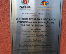 A secretária estadual da Educação, Lucia Cortez, inaugurou na tarde desta quarta-feira (12) o Centro de Francisco Beltrão, que vai funcionar no Colégio Estadual Dr. Eduardo Virmond Suplicy. No local serão atendidos os Núcleos Regionais de Educação de Dois Vizinhos, Francisco Beltrão, Laranjeiras do Sul e Pato Branco, com uma população de 4.534 pessoas surdas.