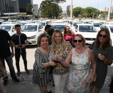 A governadora Cida Borghetti entregou nesta terça-feira (18) 28 veículos para complementar a frota dos Núcleos Regionais da Educação (NRE) e reforçar o trabalho diário dos profissionais que precisam se deslocar até as 2.150 escolas estaduais. Na mesma solenidade foram entregues motos e vans para a Polícia Militar. -  Curitiba, 18/12/2018  -  Foto: Orlando Kissner/ANPr