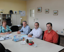 Celso Bernardo, Ines Carnieletto, Carlos Magno Bittencourt, Maiara Gabriela Fredrich (2° lugar), Gabriel Henrique Sobierai (1° lugar) e  Adilson Carlos Batista, da Secretaria do Estado da Educação, que representou a aluna Ana Caroline Truzzi (3° lugar). 
