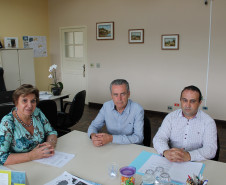 Celso Bernardo, Ines Carnieletto, Carlos Magno Bittencourt, Maiara Gabriela Fredrich (2° lugar), Gabriel Henrique Sobierai (1° lugar) e  Adilson Carlos Batista, da Secretaria do Estado da Educação, que representou a aluna Ana Caroline Truzzi (3° lugar). 