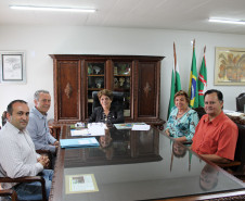 Celso Bernardo, Ines Carnieletto, Carlos Magno Bittencourt, Maiara Gabriela Fredrich (2° lugar), Gabriel Henrique Sobierai (1° lugar) e  Adilson Carlos Batista, da Secretaria do Estado da Educação, que representou a aluna Ana Caroline Truzzi (3° lugar).  