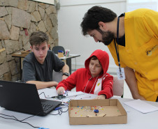 Além das oficinas ministradas pelos norte-americanos, também estão disponíveis mais de 18 cursos ministrados por universitários brasileiros e pela equipe de professores do Seed Lab.   