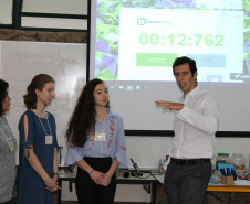 Além das oficinas ministradas pelos norte-americanos, também estão disponíveis mais de 18 cursos ministrados por universitários brasileiros e pela equipe de professores do Seed Lab.   