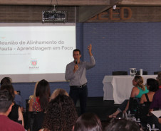 Na quarta-feira (16), os servidores vão participar das oficinas que serão replicadas no seminário. Serão trabalhadas seis oficinas temáticas: avaliação (diagnóstico), avaliação (plano de ação), liderança, hora atividade, tecnologia e inovação, e gestão de sala de aula.

