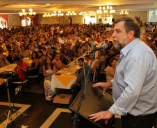 Arns defendeu a descentralização dos investimentos nas escolas públicas. “Implantamos um sistema totalmente democrático. Queremos dar autonomia e dinâmica para as escolas investirem em obras de acordo com a necessidade própria”, disse o secretário.
