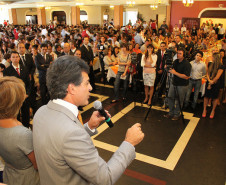 A medida irá alterar o plano de carreira da categoria e vai beneficiar cerca de oito mil profissionais da educação, entre diretores, diretores auxiliares e secretários. “O nosso compromisso é investir na valorização dos profissionais que fazem a educação desse Estado e trabalhar em conjunto para oferecer um ensino cada vez melhor às nossas crianças”, disse Richa.