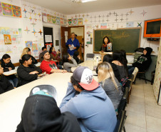 Qualquer pessoa com 15 ou mais anos de idade que deseja voltar para a sala de aula pode procurar uma escola que oferta EJA e verificar se há vagas disponíveis.