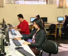 Qualquer pessoa com 15 ou mais anos de idade que deseja voltar para a sala de aula pode procurar uma escola que oferta EJA e verificar se há vagas disponíveis.