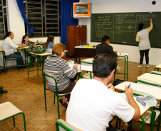 Qualquer pessoa com 15 ou mais anos de idade que deseja voltar para a sala de aula pode procurar uma escola que oferta EJA e verificar se há vagas disponíveis.