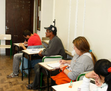 Qualquer pessoa com 15 ou mais anos de idade que deseja voltar para a sala de aula pode procurar uma escola que oferta EJA e verificar se há vagas disponíveis.