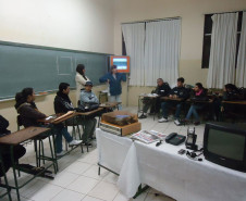 Colégio Estadual José Bonifácio, de Paranaguá, realiza oficinas para estimular alunos dos cursos técnicos à pesquisa, além do conhecimento profissional.