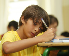 Estão abertas inscrições para servidores efetivos da rede estadual de ensino participarem de cursos nos Estados Unidos da América, Canadá ou Irlanda.<br />
<br />
Na foto, estudantes da rede estadual.