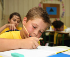 Estão abertas inscrições para servidores efetivos da rede estadual de ensino participarem de cursos nos Estados Unidos da América, Canadá ou Irlanda.<br />
<br />
Na foto, estudantes da rede estadual.