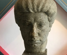 Secretaria homenageia mulheres que marcaram a história da educação e todas as que, hoje, tornam a nossa rede possível. Na foto o memorial em homenagem a educadora Júlia Wanderley, que fica no hall de entrada da escola, conta com uma galeria de fotos inéditas da educadora.