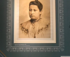 Secretaria homenageia mulheres que marcaram a história da educação e todas as que, hoje, tornam a nossa rede possível. Na foto o memorial em homenagem a educadora Júlia Wanderley, que fica no hall de entrada da escola, conta com uma galeria de fotos inéditas da educadora.