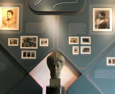Secretaria homenageia mulheres que marcaram a história da educação e todas as que, hoje, tornam a nossa rede possível. Na foto o memorial em homenagem a educadora Júlia Wanderley, que fica no hall de entrada da escola, conta com uma galeria de fotos inéditas da educadora.