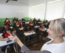 Colégio Estadual Frederico Guilherme Giese, em Piên. Na foto, a professora de  química, Solene Forteski. Foto: Arnaldo Alves/ANPr