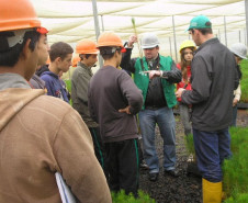 A Secretaria de Estado da Educação (SEED) estabeleceu um termo de cooperação técnica com o Serviço Nacional de Aprendizagem Rural (Senar) para ofertar a alunos do ensino médio que tenham vínculos com a agricultura familiar um curso de contraturno sobre agronegócio por meio do Programa Jovem Agricultor Aprendiz (JAA).