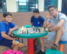 Projeto é coordenado pela funcionária em parceria com uma rede de voluntários formada por ex-alunos, professores, ex-professores e membros da comunidade escolar.
