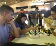 Projeto é coordenado pela funcionária em parceria com uma rede de voluntários formada por ex-alunos, professores, ex-professores e membros da comunidade escolar.