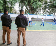 Policiais Militares fazem patrulha no Colégio Estadual Tiradentesno centro de Curitiba nesta sexta-feira (22). O Governo do Paraná lançou o  programa Escola Segura, que reforça a segurança nas escolas estaduais.   Curitiba, 22/03/2019 -  Foto: Geraldo Bubniak/ANPr