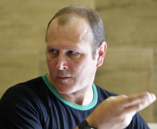 Alunos do Colégio Estadual Barão de Antonina, em Rio Negro, apresentam a peça de teatro "Conscientização do Uso da Cadeirinha" em automóveis. N/F: Josicarlos Peron, prof. de física e coordenador do projeto.Rio Negro, 13-03-19.Foto: Arnaldo Alves / ANPr.
