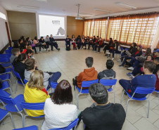 A professora de sociologia, Priscila Matos Drosoek, profere palestra sobre bullying no Colégio Estadual São Cristovão, em São José dos Pinhais.São José do Pinhais, 10-04-19.Foto: Arnaldo Alves / ANPr.