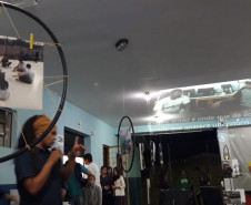 Atividades contribuíram para aproximar a escola dos alunos e combater a evasão escolar. Resultado final é uma exposição fotográfica, um livro e um documentário produzidos inteiramente pelos estudantes. Divulgação CE Emília Buzato.
