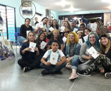 Atividades contribuíram para aproximar a escola dos alunos e combater a evasão escolar. Resultado final é uma exposição fotográfica, um livro e um documentário produzidos inteiramente pelos estudantes. Divulgação CE Emília Buzato.