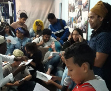 Atividades contribuíram para aproximar a escola dos alunos e combater a evasão escolar. Resultado final é uma exposição fotográfica, um livro e um documentário produzidos inteiramente pelos estudantes. Divulgação CE Emília Buzato.