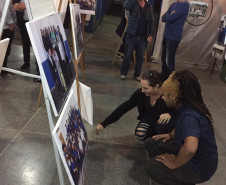 Atividades contribuíram para aproximar a escola dos alunos e combater a evasão escolar. Resultado final é uma exposição fotográfica, um livro e um documentário produzidos inteiramente pelos estudantes. Divulgação CE Emília Buzato.