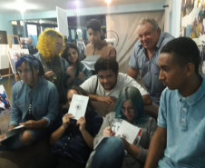 Atividades contribuíram para aproximar a escola dos alunos e combater a evasão escolar. Resultado final é uma exposição fotográfica, um livro e um documentário produzidos inteiramente pelos estudantes. Divulgação CE Emília Buzato.