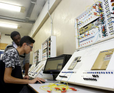 A formação técnica em nível médio é ofertada na rede estadual de ensino do Paraná em 300 escolas regulares e em 34 Centros Estaduais de Educação Profissional (CEEPs) espalhados por 178 municípios que ofertam 51 cursos profissionalizantes sem nenhum custo. 