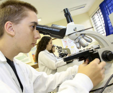 A formação técnica em nível médio é ofertada na rede estadual de ensino do Paraná em 300 escolas regulares e em 34 Centros Estaduais de Educação Profissional (CEEPs) espalhados por 178 municípios que ofertam 51 cursos profissionalizantes sem nenhum custo. 
