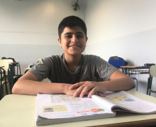Estudantes de 76 países dos cinco continentes estão matriculados na rede estadual de ensino do Paraná. Desafio imposto pelo aprendizado da Língua Portuguesa é compensado pelo acolhimento das instituições de ensino e colegas. 