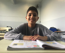Estudantes de 76 países dos cinco continentes estão matriculados na rede estadual de ensino do Paraná. Desafio imposto pelo aprendizado da Língua Portuguesa é compensado pelo acolhimento das instituições de ensino e colegas. 