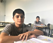 Estudantes de 76 países dos cinco continentes estão matriculados na rede estadual de ensino do Paraná. Desafio imposto pelo aprendizado da Língua Portuguesa é compensado pelo acolhimento das instituições de ensino e colegas. 