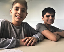 Estudantes de 76 países dos cinco continentes estão matriculados na rede estadual de ensino do Paraná. Desafio imposto pelo aprendizado da Língua Portuguesa é compensado pelo acolhimento das instituições de ensino e colegas. 