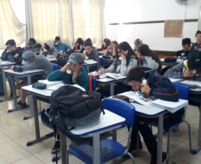Há um mês os professores das disciplinas de Língua Portuguesa e Inglesa começaram a desenvolver atividades de leitura usando o sussurrofone, um protótipo feito com canos de PVC que permite que os alunos ouçam a própria voz enquanto leem. 