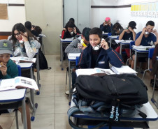 Há um mês os professores das disciplinas de Língua Portuguesa e Inglesa começaram a desenvolver atividades de leitura usando o sussurrofone, um protótipo feito com canos de PVC que permite que os alunos ouçam a própria voz enquanto leem. 