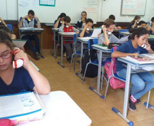Há um mês os professores das disciplinas de Língua Portuguesa e Inglesa começaram a desenvolver atividades de leitura usando o sussurrofone, um protótipo feito com canos de PVC que permite que os alunos ouçam a própria voz enquanto leem. 