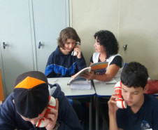 Há um mês os professores das disciplinas de Língua Portuguesa e Inglesa começaram a desenvolver atividades de leitura usando o sussurrofone, um protótipo feito com canos de PVC que permite que os alunos ouçam a própria voz enquanto leem. 