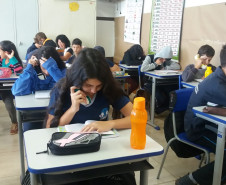 Há um mês os professores das disciplinas de Língua Portuguesa e Inglesa começaram a desenvolver atividades de leitura usando o sussurrofone, um protótipo feito com canos de PVC que permite que os alunos ouçam a própria voz enquanto leem. 