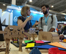 A feira de educação e tecnologia reúne trabalhos de empresas, startups do setor educacional e representantes da comunidade escolar.