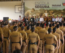 35 policiais militares da reserva passam a atuar para levar mais segurança no entorno das escolas. Iniciativa inovadora no Brasil, programa terá nesta fase inicial 51 colégios de Foz do Iguaçu, Londrina e Região Metropolitana de Curitiba. 